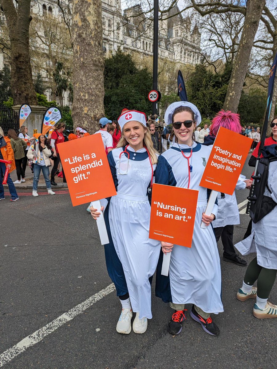 Did you know our @LLHalf theme was #FlorenceNightingale? Florence established the world's first professional nursing school at St Thomas' Hospital in 1860. Our runners will help continue Florence's legacy of pioneering care at @GSTTnhs.

Check out photos from the day 👇 [1/2]