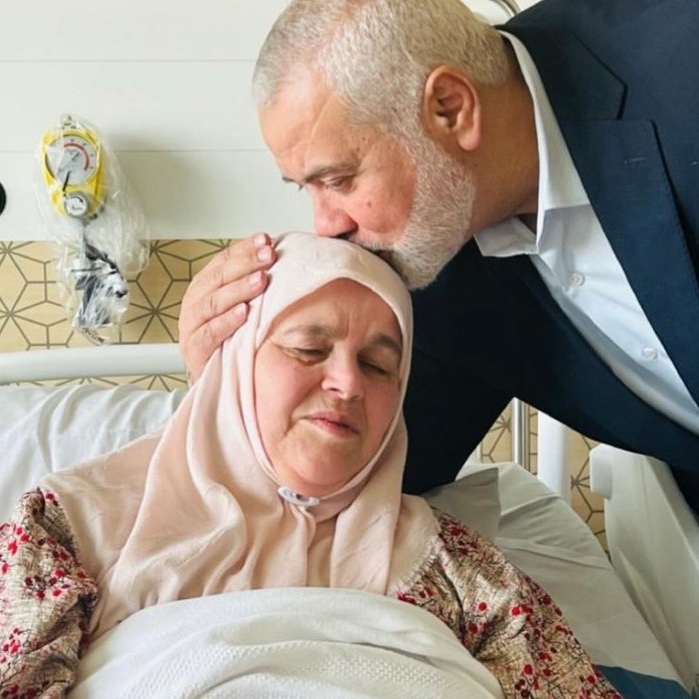 💔🇵🇸 This is Amal Haniyeh, the wife of Hamas Senior Leader Ismail Haniyeh. She is currently hospitalized and wasn't aware of the martyrdom of her children & grandchildren until this moment when Ismail informed her. She 'prayed two rak’ahs of thanks to Allah Almighty.'