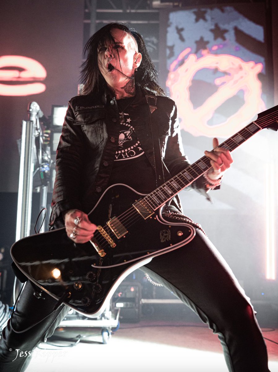 Who's ready for Sick New World? I'll be back on bass for the two Las Vegas dope shows, and those are THE only dope shows I'm doing on this 7D/Static-X run. 
BTW-Great running into Jess @jess1ripper this weekend!
#acey #aceyslade #dope #misfits #gibson #firebirdfriday