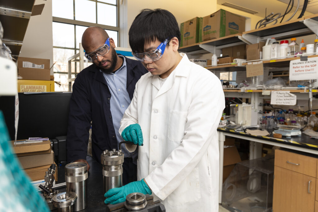 Lignin gives trees the support to stand strong against environmental stressors. But it usually ends up a waste product in paper production. With help from @ORNLNeutrons, @WUSTL researchers are studying how to break down lignin into useful chemicals: source.wustl.edu/2024/03/transf…