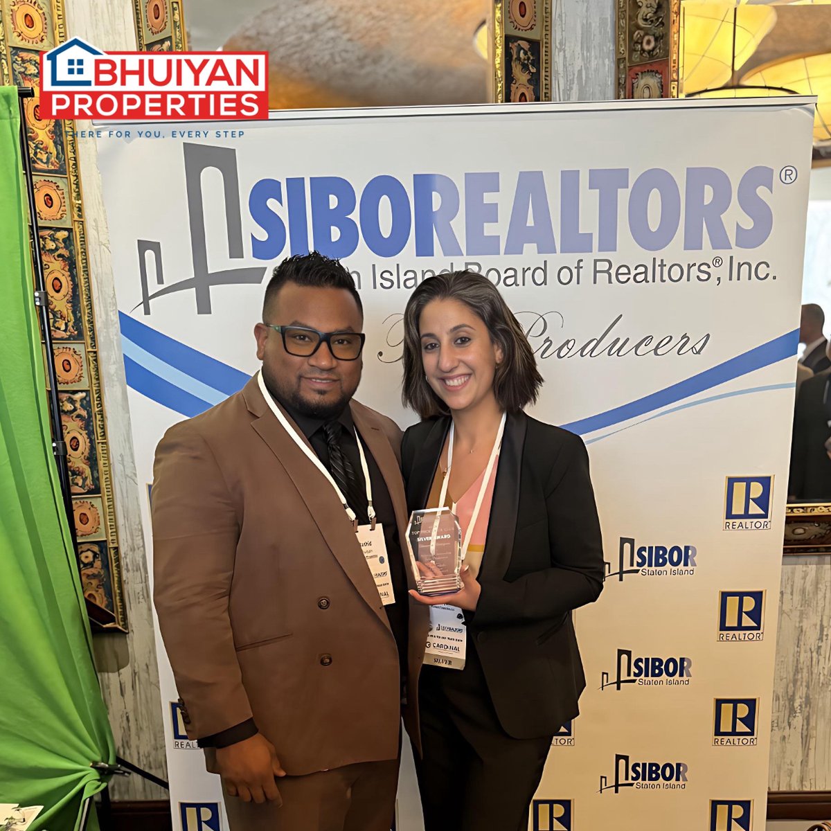 Congratulations to Oksana Bhuiyan for achieving the Top Producer Silver Award with SIBOR in Staten Island! 🎉🥈 Your dedication and hard work truly shine through.

bhuiyan.link/oak
Keep reaching for the stars! 🌟 #TopProducer #RealEstate #SIBOR #StatenIsland