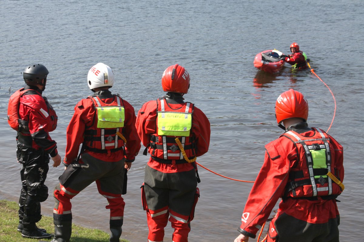 Be Water Aware 💧 We're supporting @NFCC_FireChiefs campaign from April 22-28 to spread the water safety word. Join us at Virginia Water Lake on Sunday 28th for crucial tips, see live demos, and meet experts from multiple agencies: orlo.uk/oIRnK #BeWaterAware