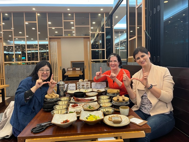 #FlashTheUFriday! Dean Hollis Robbins recently visited the University of Utah Asia Campus! She is pictured here with Eunkyung Park and Maria Teresa Martinez Garcia, both instructors in the Languages Department. #UofU #UniversityOfUtah #UofUAsiaCampus