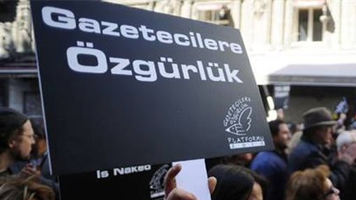 Türkiye’de en az 28 gazeteci ve medya çalışanı cezaevinde bulunuyor. Ayrıntılı liste ⬇️ expressioninterrupted.com/tr/liste.php #GazetecilikSuçDeğildir