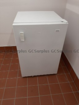 🔗: ow.ly/4xFR50ReZcR Don’t let a small space hold you back from stocking up on your favourite frozen meals and snacks. With its small footprint, this #Kenmore mini-freezer is the perfect solution! Place your bid on #GCSurplus and give it a new home.