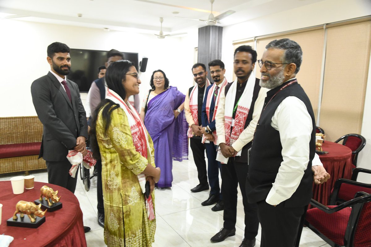 Officer trainees gained valuable insights from the vast experiences shared by Shri K Satish Nambudiripad, DG, Northeast Zone, PIB, CBC and Ms. Jane Namchu, ADG (Region). They briefed on the activities undertaken by PIB and CBC Guwahati. @IIMC_India