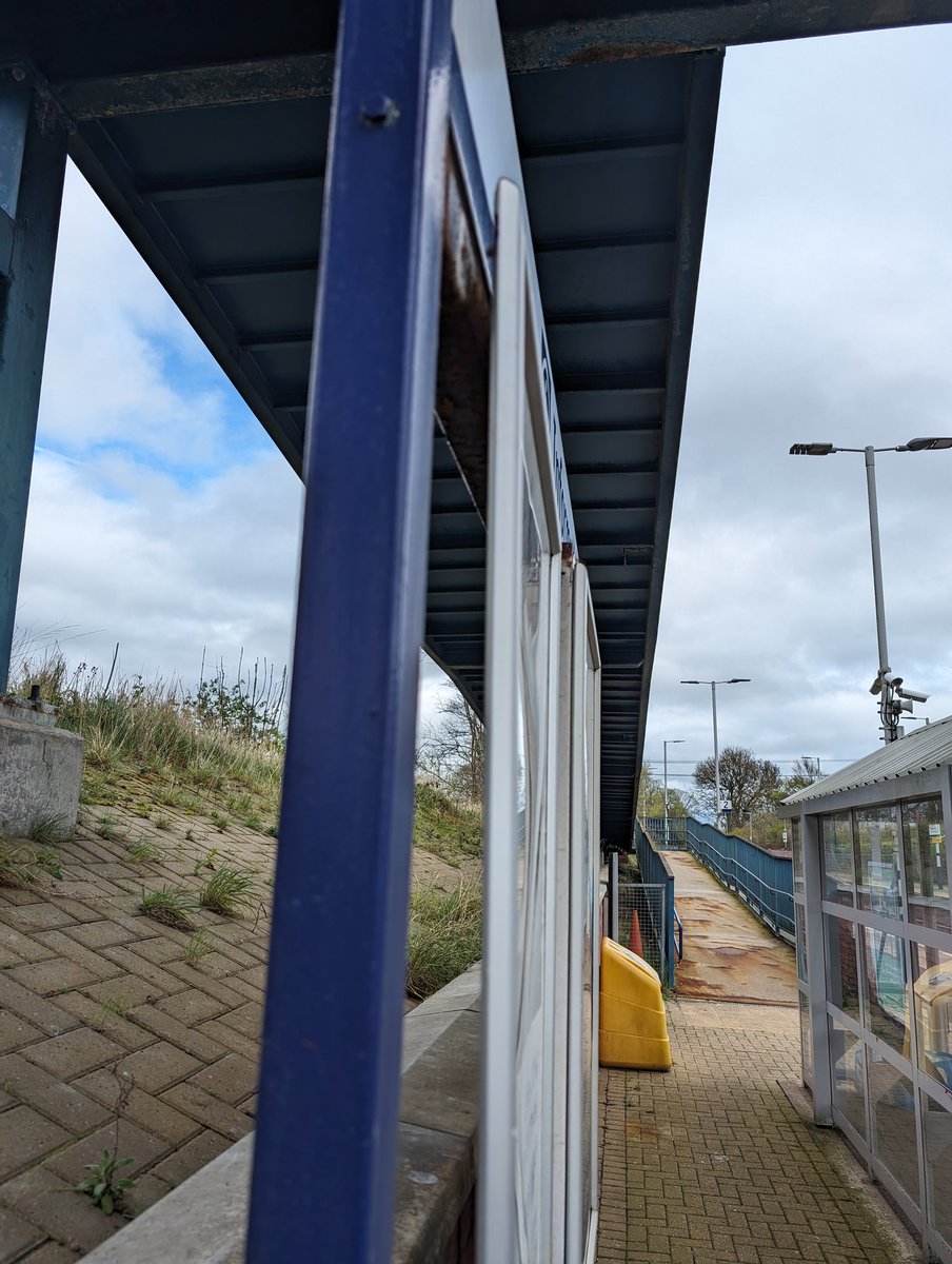 Hi @ScotRail just noticed this end poster frame is flapping about in the wind, it's very loose. It's on platform 2 at Dalgety Bay