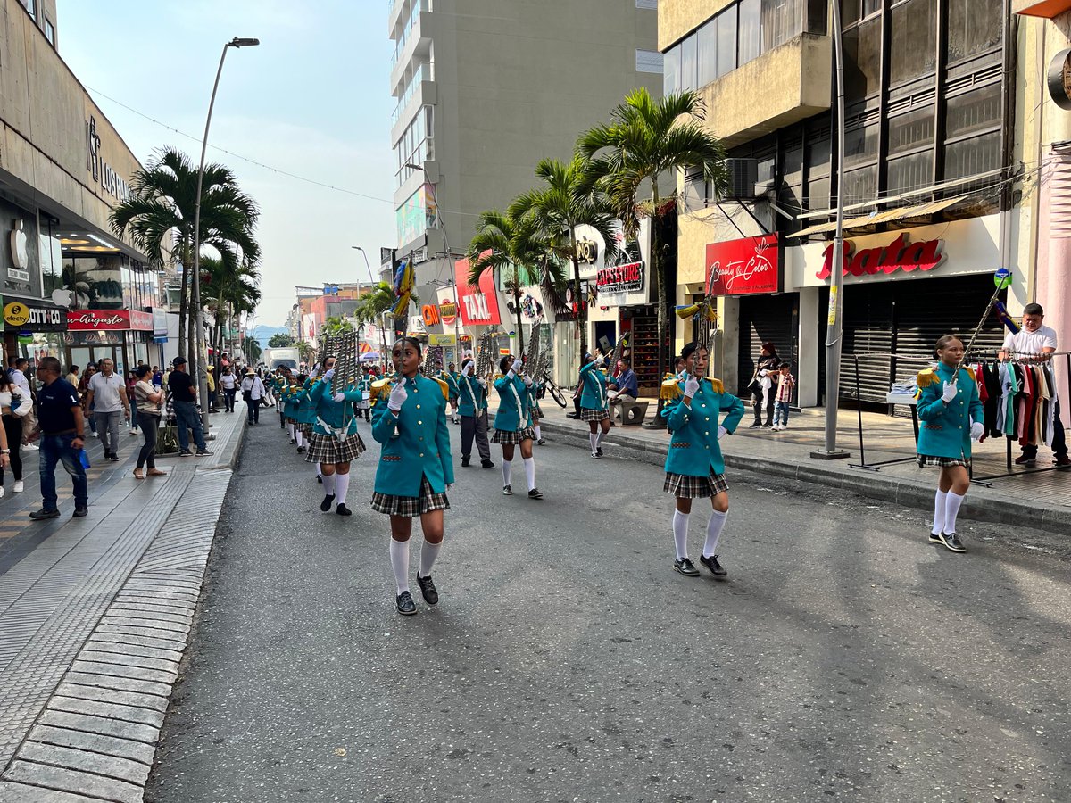 🤩Así se vive a esta hora el gran desfile de las diferentes bandas marciales de colegios públicos y privados de #Ibagué.