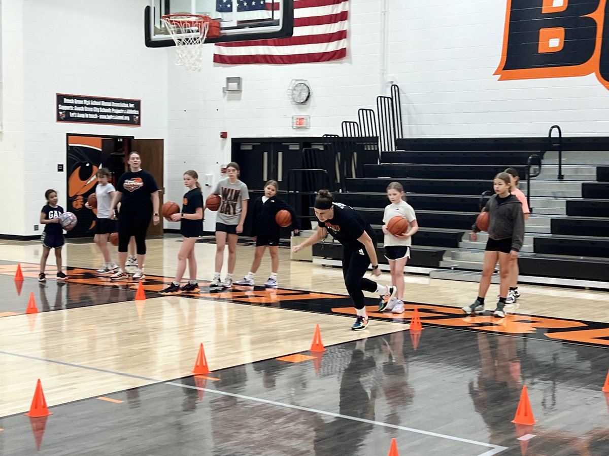 Great work this morning with @BG_Lady_Hornets love a full gym of boys and girls getting better in the offseason! 🖤🤝♾️🤞🧡