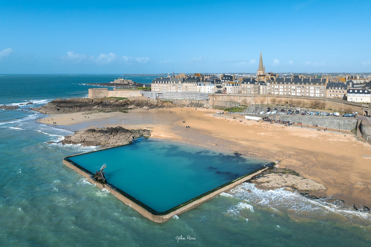 𝑺𝑨𝑰𝑵𝑻-𝑴𝑨𝑳𝑶, trésor de Bretagne
Dans les grandes marées, il n'y a pas que la marée haute qui est spectaculaire !
La  mer qui se retire, descend de 13m et laisse place à de magnifiques  bancs de sable ainsi qu'à une superbe piscine d'eau de mer que j'ai pu  photographier