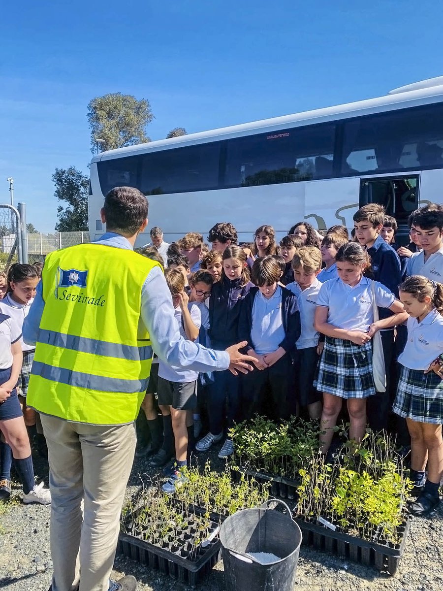 En coordinación con el <a href="/PuertoDeSevilla/">Puerto de Sevilla</a>, hemos invitado al <a href="/ColeMontaigneSe/">Colegio Montaigne Sevilla</a> a reforestar una margen del Guadalquivir, donde se plantaron 236 árboles; dos por cada barco de fertilizante descargado por Sevitrade el año pasado.

Enlace a la noticia 👇

sevitrade.com/reforestacion-…