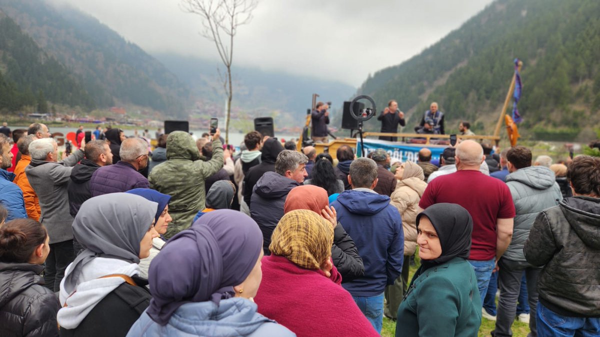 Kimi Bayramda,kimi mücadelede! '#Uzungöl'e HES,Vallahi Pes' diyor yöre sakinleri.Trabzon Uzungöl'de yapılmak istenen Taşkıran HES'e karşı köylüler ve işletmeciler,yağmur ve soğuk havaya karşın basın açıklaması yaparak,türkülü protesto eyleminde. Gene mücadeleyi öreceğiz! @_DEKAP_