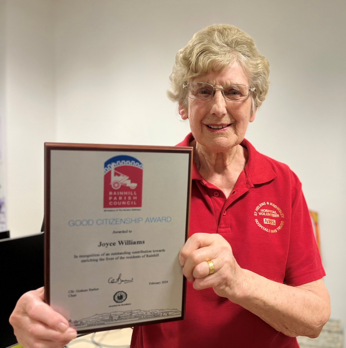 Joyce Williams, who has given up her time to be a volunteer at Whiston Hospital for the past 10 years, has been presented with a Good Citizenship Award by the Rainhill Parish Council!👏 Congratulations Joyce, we're proud to have you as part of the team😊