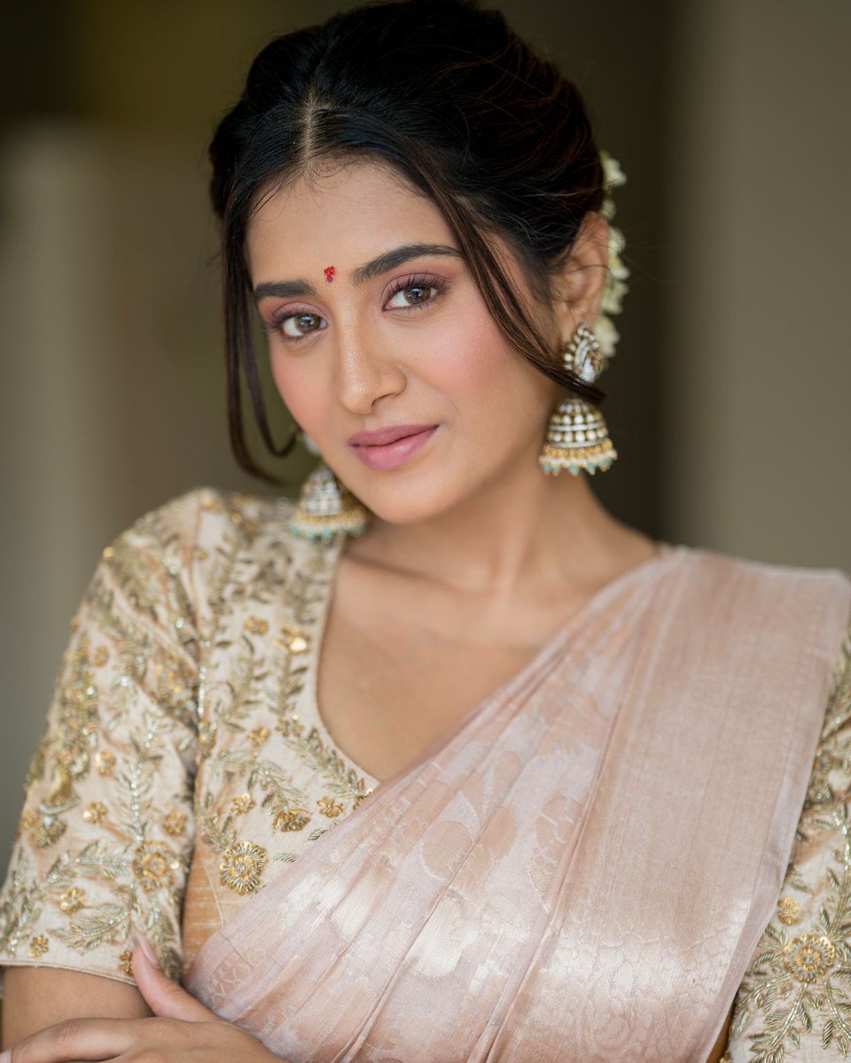 IamManoharRoyal's tweet image. After #Prasanavadanam @RashiReal_ joins #RajTharun for another project♥️
she is on fire by doing back-to-back movies in  Tollywood 💥

Stay tuned for more updates! 

#Tollywood #RashiSingh