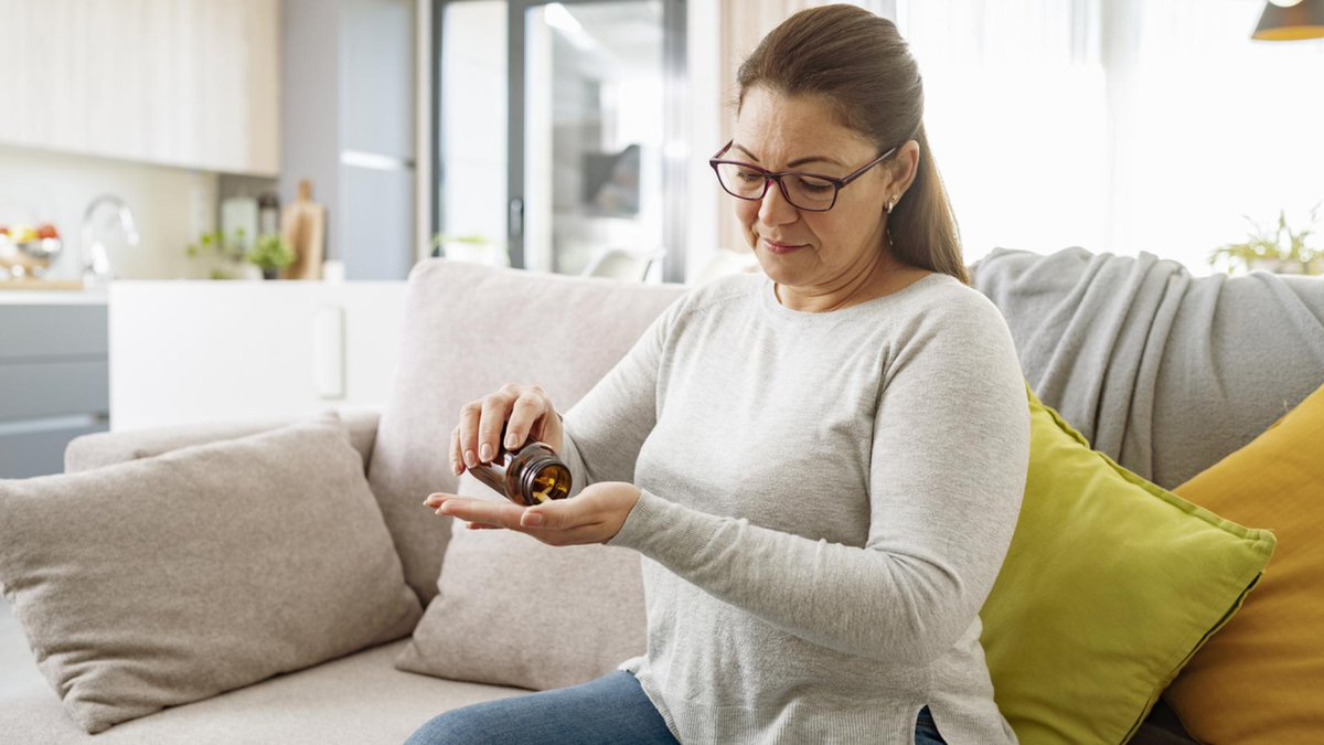 Should people with vision loss from macular degeneration avoid taking aspirin? Dive into the latest research in our new expert article 👀 : bit.ly/3J7svaW. #HealthNews #HealthyVision
