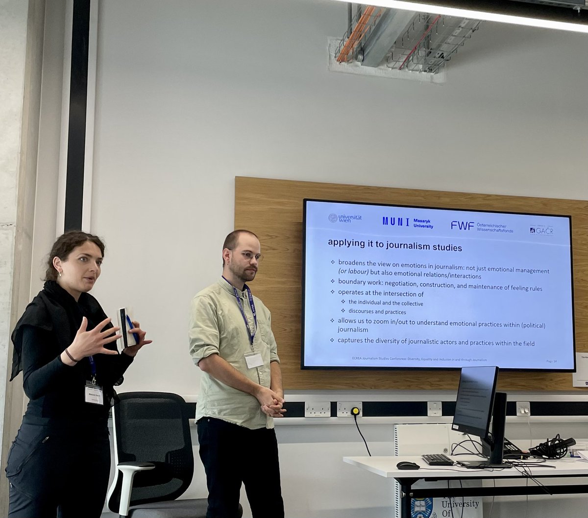 Melanie Haberl and Dominik Hokamp from @jscvienna presenting our (with @fhanusch and joint project with @kmsz_muni ) paper on emotions in political journalism at #ecreajss24