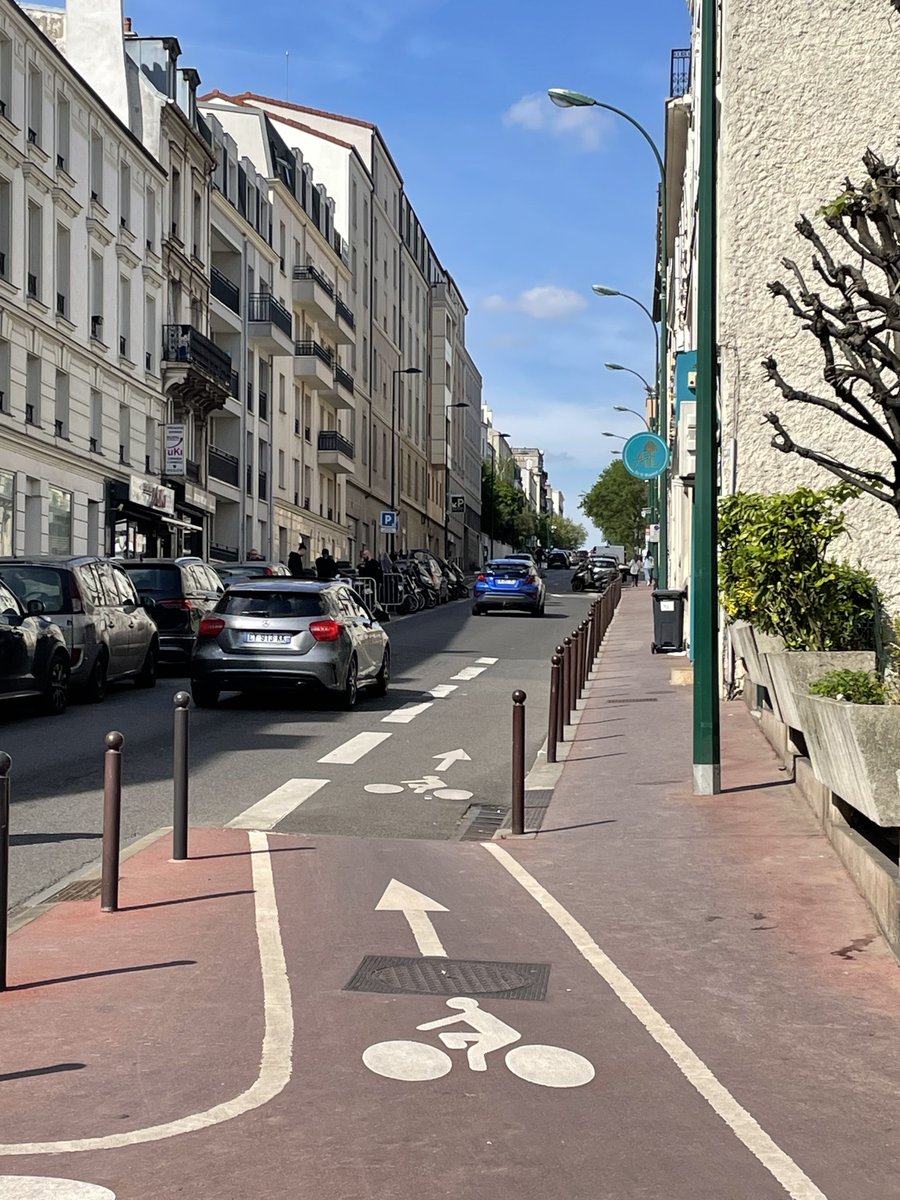 Bonjour @valdemarne_94 pourriez-vous demander à vos services de retracer la bande cyclable avenue de Lattre de Tassigny sur la D6A ? Cela fait plusieurs semaines que l’enrobé a été refait sans les marquages.