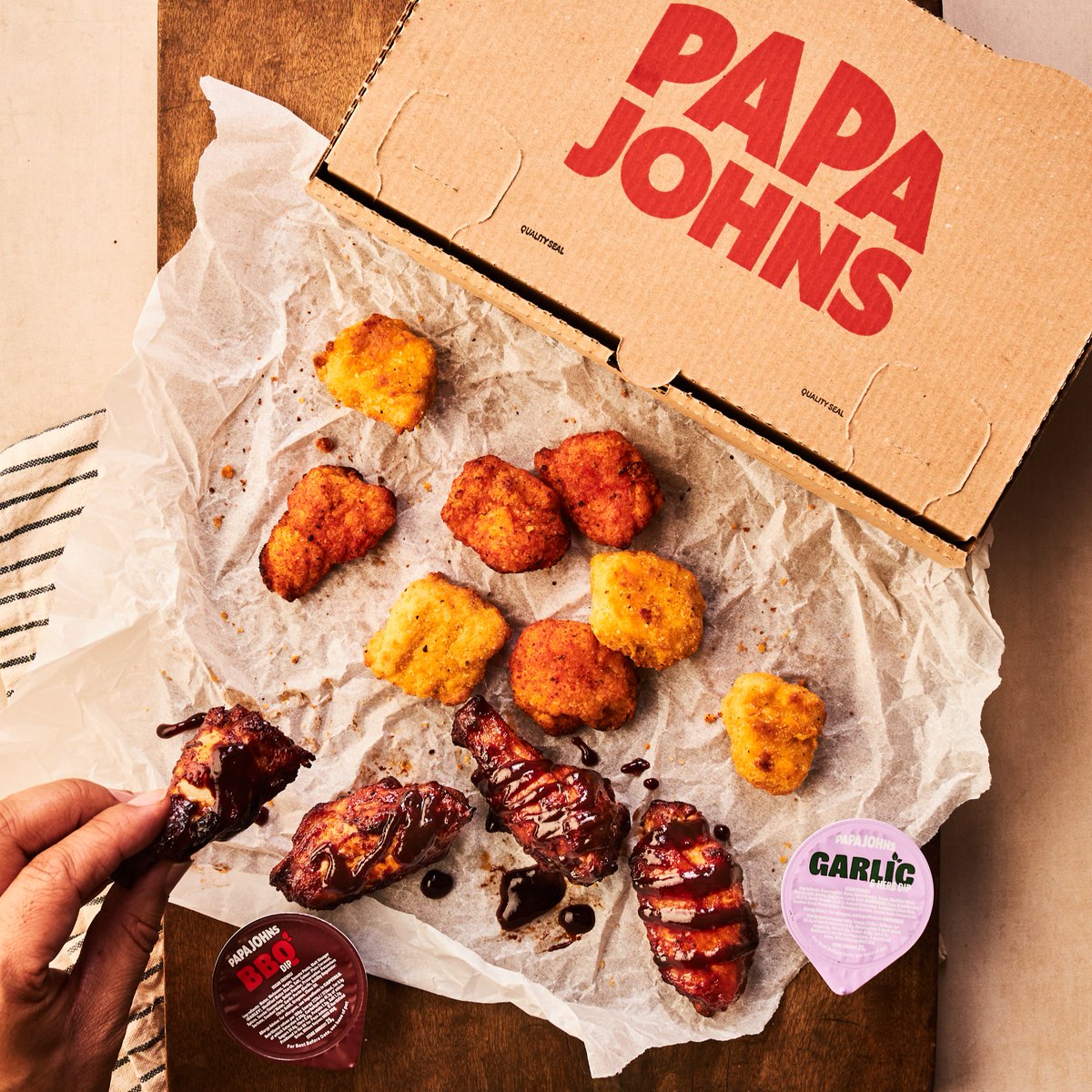 Sometimes, your pizza just needs its wingman. 🍕🍗 #papajohnsuk