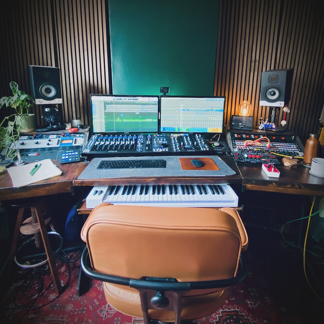 🙌 Stunning setup of composer, sound producer & engineer @alexisperezlloyd based in France 🔥 What do you like most about this setup? #eveaudio #studiomonitors #studiogear #musicstudio #music #producer