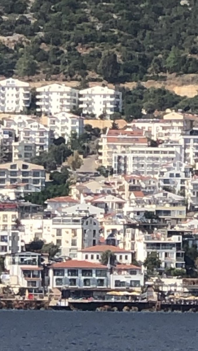 solda meis adası, sağda kaş. aradaki mesafe 8 km kadar. sadece bu iki kare bile nasıl bir şehircilik, tarih, kültür, çevre ve estetik sefaleti içinde olduğumuzun somut bir kanıtı.