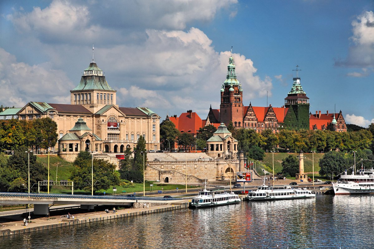 👋 Happy Friday from Szczecin For breathtaking views go to iconic Chrobry Embankment, or the charming Castle Boroughs for a taste of history. While you're here, indulge in one of Szczecin's most loved snacks - the famous Pasztecik!