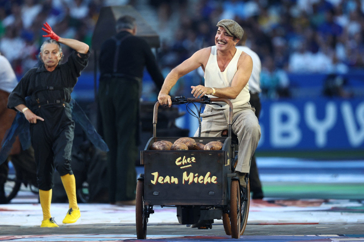 @BOROWSKIMIKE Rappelons nous aussi Jean Dujardin à la cérémonie d'ouverture du Mondial au Stade de France. 'Chez Jean-Miche' serait-ce un code ?😂