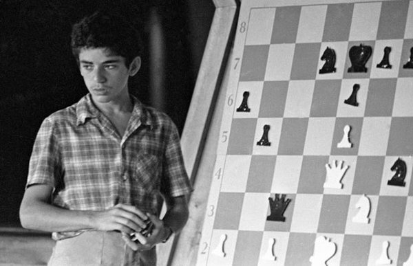 Who is this young man in the pic?
1. He started to play chess at 6.
2. He became GM at age 17.
3. We were rivals.
4. Harry S. Truman is his 'namesake'.
5. He is a former World Chess Champion.
6. Peak rating: 2851
7. His #birthday is today!
HB, my friend!🥂
📷RCOD
#ChessConnectsUs