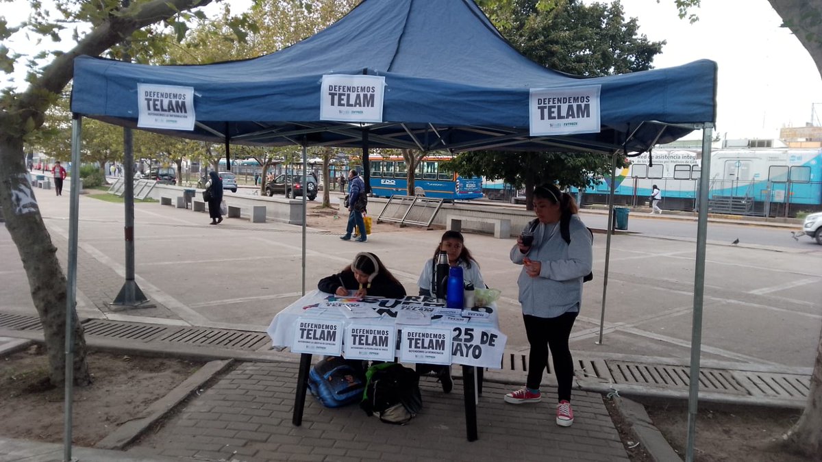 #Telamsedefiende 📍 Estamos en la Feria de la Plaza Central de Moreno ✍🏼 Acercate y firmá en apoyo a Télam