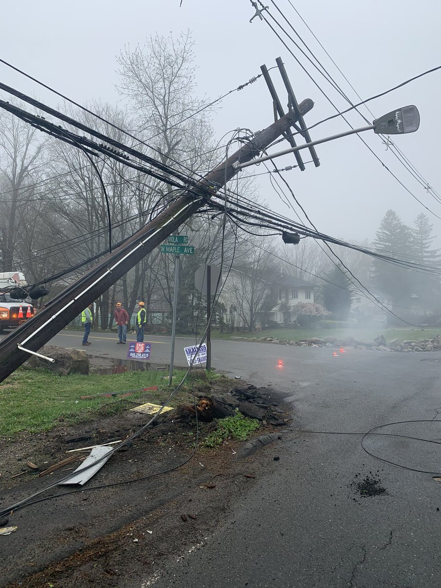 🚨 #Ramapo Alert 🚨 Motor vehicle accident at Viola Rd & Maple Av involving a utility pole. Road closures in effect: 🛑 Viola Rd: College Rd to Concord Dr 🛑 W Maple Av: Viola Rd to Smolley Dr Two minor injuries reported. Emergency crews on scene. Please avoid the area!