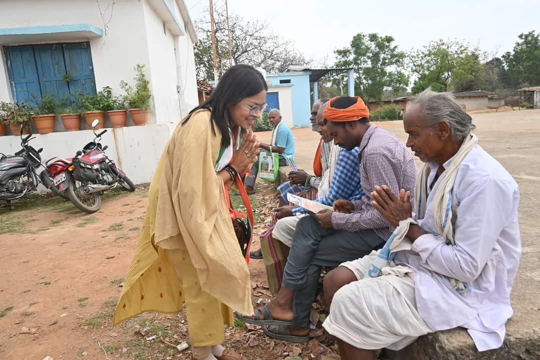 किसानों के खातों से,बैंक प्रबंधक धोखे से पैसा निकाल रहे हैं, आज लटोरी जिला सहकारी बैंक में शिकायत लेकर पहुंचे किसानों से मुलाकात कर उनकी तकलीफों को जाना एवं कॉंग्रेस की किसान न्याय गारंटी के बारे में अवगत कराया l #जीतबो_सरगुजा #सरगुजा_की_बेटी_शशि