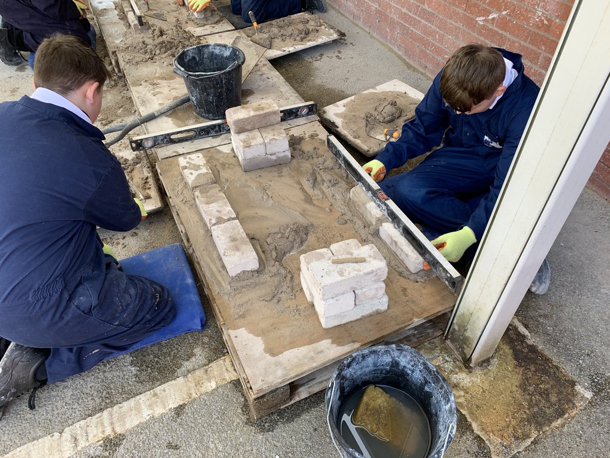 Y9 have been patiently waiting to start their brickwork module 🧱 So pleased the sun has made an appearance ☀️
