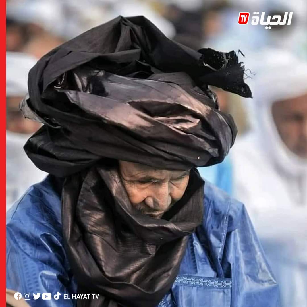🔴 'الجزائر القارّة'.. التوارق يتزينون بلباسهم التقليدي الفخم في صلاة عيد الفطر المبارك