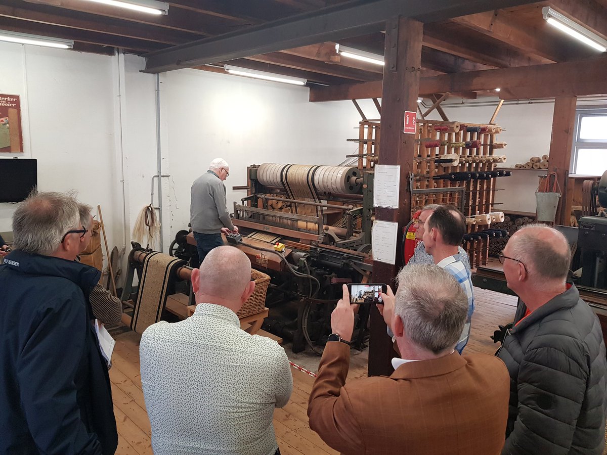 Gemeenteraad en College B&amp;W vernemen vanmiddag over de toekomstgerichte plannen van het Tapijtmuseum Genemuiden. Gezamenlijk de schouders er onder aankomende tijd.