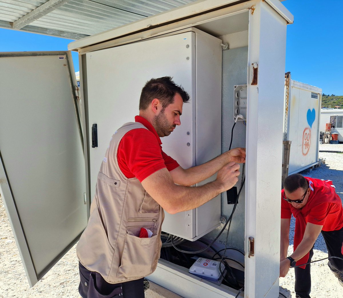 Over the past four years, our Vodafone #InstantNetwork volunteers have supported over 50,000 individuals at the Kara Tepe refugee camp on the island of Lesvos in Greece. Read the article below to hear how @VodafoneGroup volunteers are #ConnectingForGood vodafone.com/news/vodafone-…