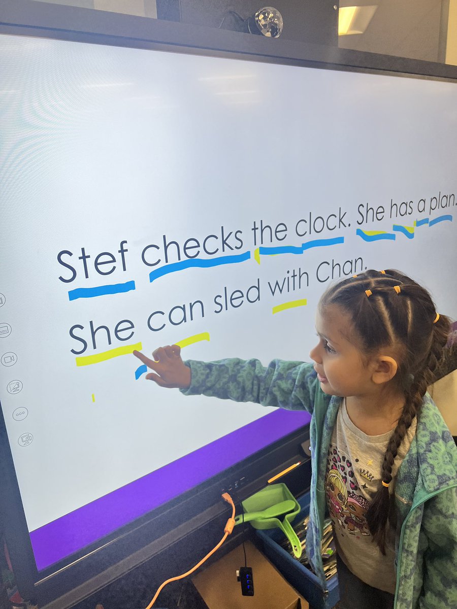 Students teaching their peers! @HMHCo foundational skills. 🥰 So proud of them! @ReedElementary @JLopezEDU @CFISDPK1 #ReedBuildsMinds #kindergarten #bilingual