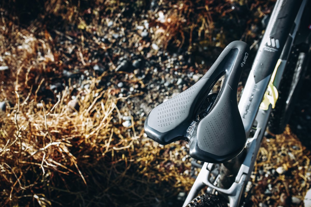 VeloSaddles's tweet photo. The Senso TT has some pretty sleek lines. It also uses Velo's “AirForm,” which is 30% more shock absorbent, reducing fatigue by making pedaling even more comfortable.

#velosaddles #velo #completeyourride https://t.co/rCFWkkCmEy