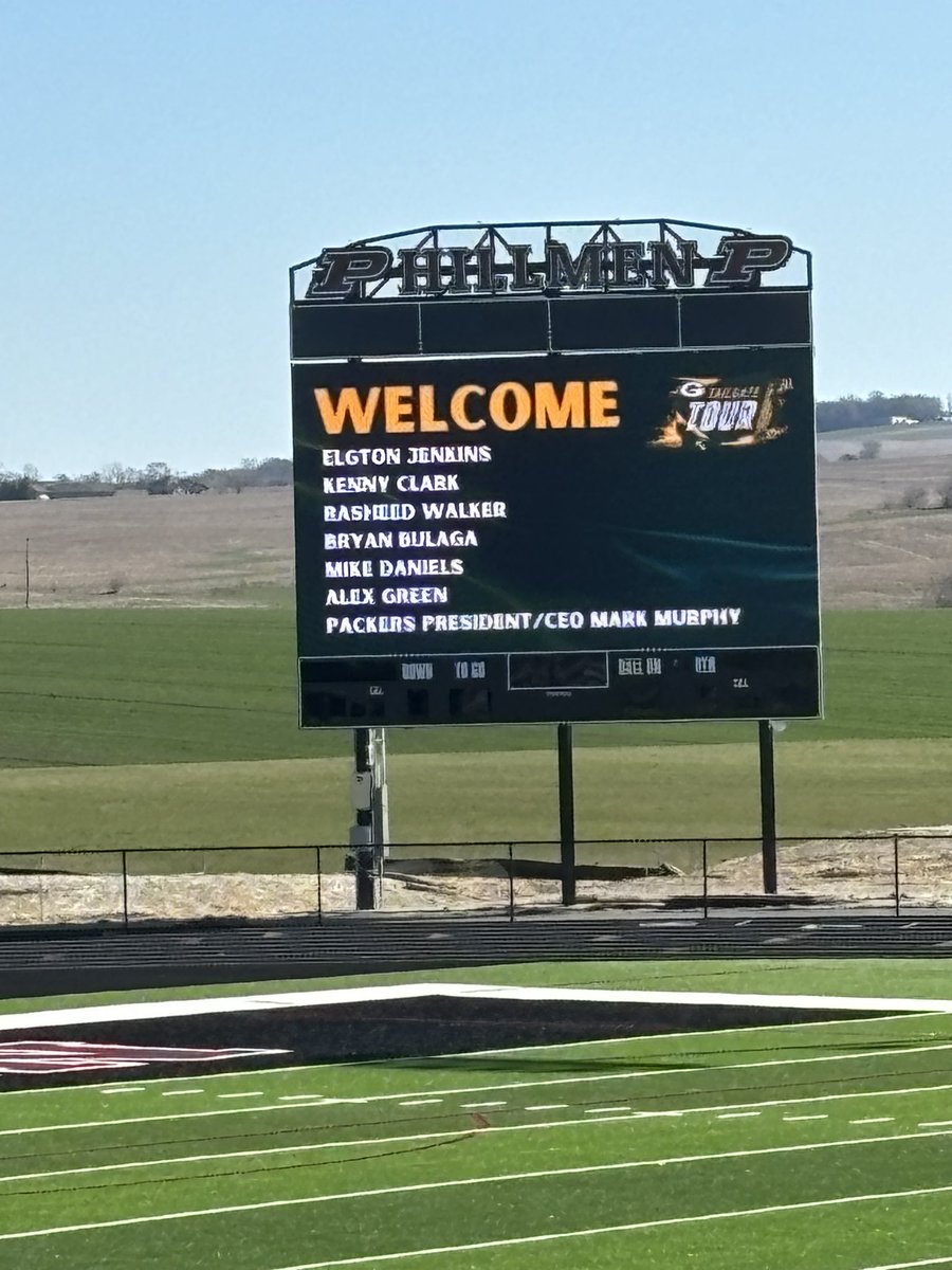 I_like2sing's tweet photo. Surprise visit to Platteville for the Packers Tour. Bulaga and Daniels! Go Pack Go! Hawks Forever! https://t.co/3CVaYTjF8P