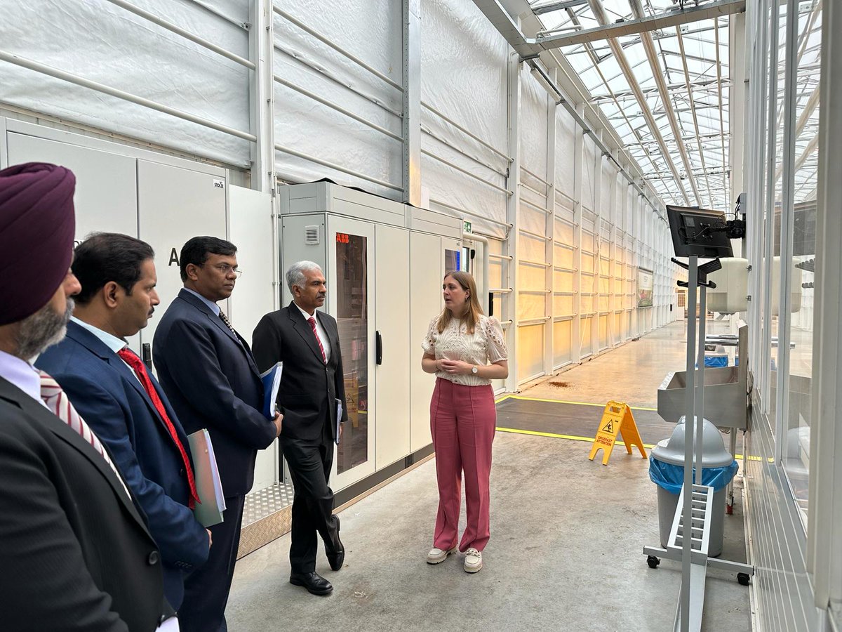 Secretary, @SecyAgriGoI visited the @WorldHortiCentr & @greenhousedelta & was given a tour of facilities by CEOs Ms Puck van Holsteijn & Ms Mirjam Boekestijn discussed about food safety & security in a sustainable way @CarineEyk @innovationqrtr @AgriGoI @Horti_GoI