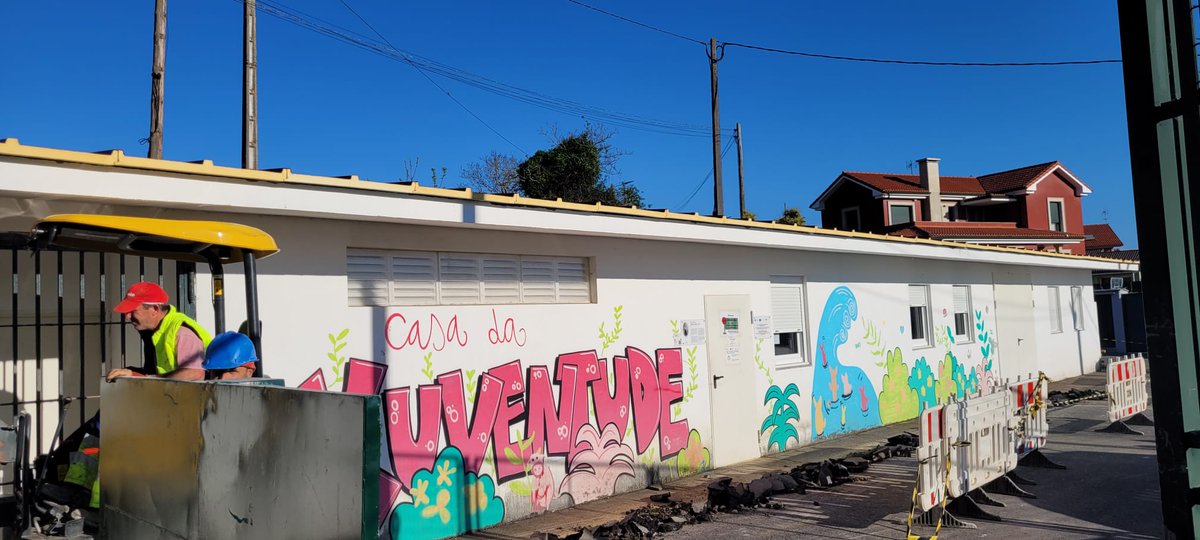 🚧 Xa están en marcha as obras de renovación da cuberta da 📍 Casa da Mocidade. ➡ Este investimento supera os 32.000 euros e dotará ao edificio dun novo tellado e 🌧 dun sistema de evacuación de augas pluviais.