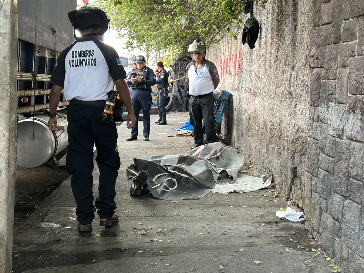 Técnicos en Urgencias Médicas evaluaron signos vitales de un hombre de 50 años aproximados, con resultado negativo, presenta varias heridas de bala aún no a sido identificado, hecho ocurrido en la 2 calle y 2 avenida zona 9, capital.