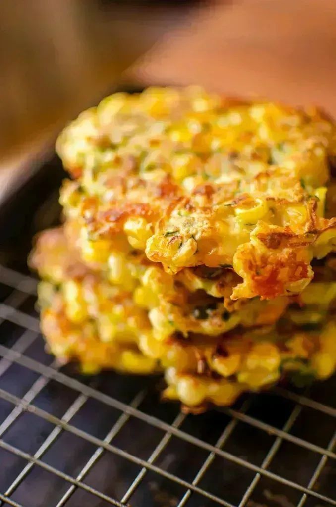 You’ll love these corn and zucchini fritters! Made with fresh corn, shredded zucchini, cheddar cheese and green onions.  RECIPE: buff.ly/2IvgoDi #recipe #deliciousfood