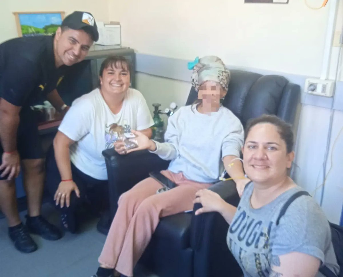 P_BatlleCap's tweet photo. que nos contaron como trabajan, cuantas pacientes atienden por día, y como funciona el hospitalito.

Nuestro objetivo fue llevarle a cada paciente un conejo de chocolate para compartir  y regalarles un poco de dulzura en un momento que es un tanto amargo de transitar. https://t.co/A0M0CXqjVu