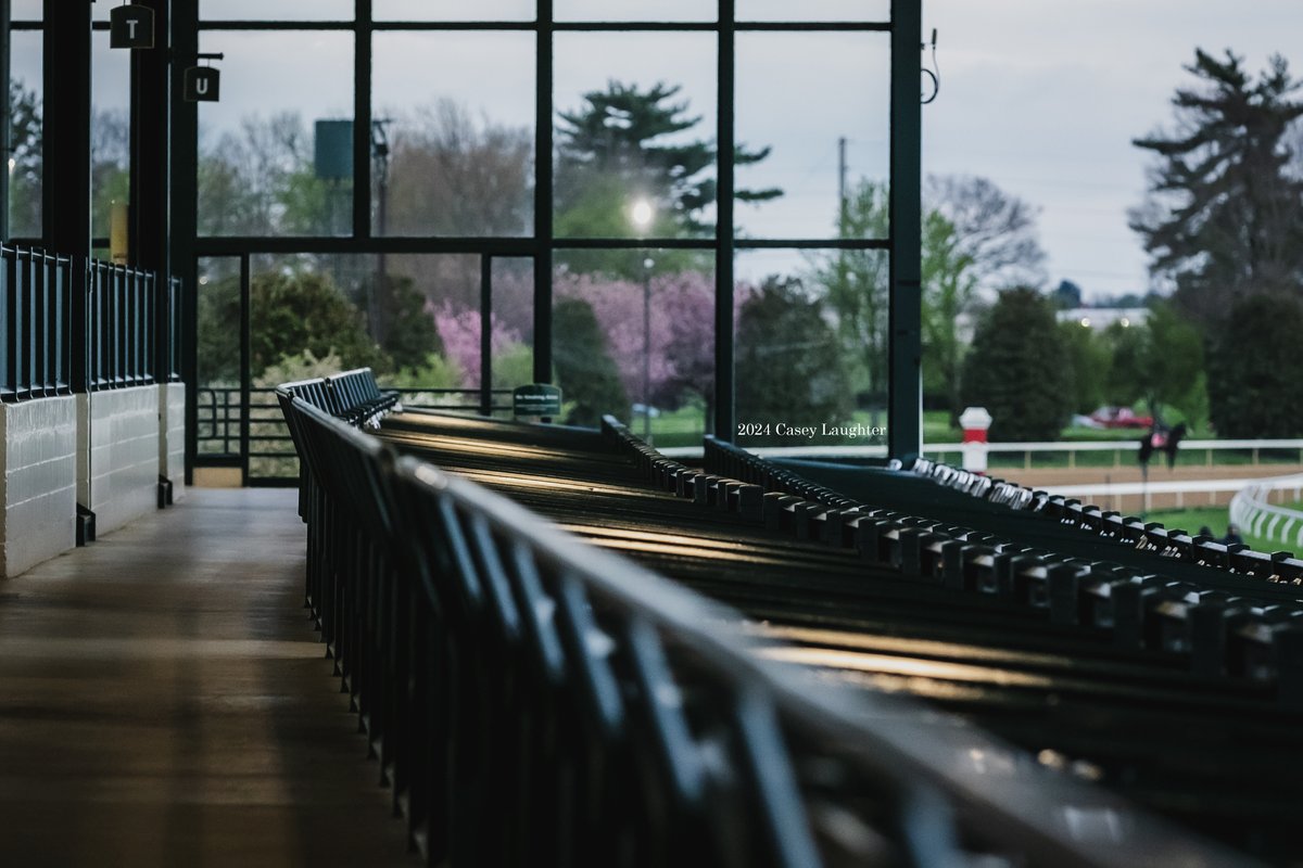 It's a cold, gloomy morning at #keeneland. Let's hope the rain holds off today! @racing_dudes