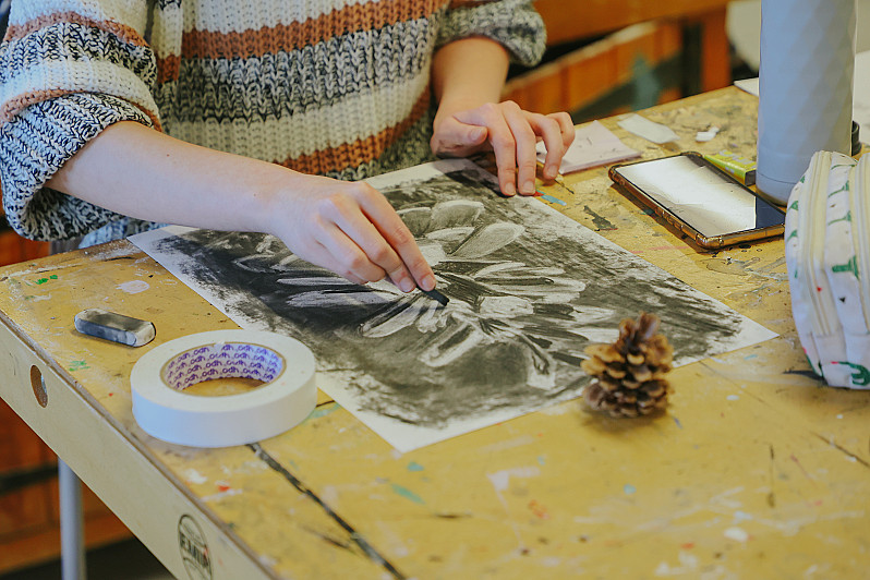 Sheff6thForm's tweet image. Join the vibrant creative scene in Sheffield! 🎨✨ 

At The Sheffield Sixth Form, we offer diverse pathways in fine art, photography, media, and film studies. 

Unleash your creativity, understand theory, and develop your unique style. 

Explore more: sixthform.sheffcol.ac.uk/pathways/creat…