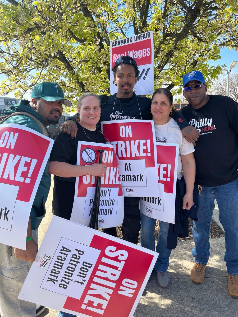 Sending solidarity to the Aramark @UNITEHEREPhilly servers, bartenders, concession workers, dishwashers and more at Wells Fargo Center who went on a one-day strike earlier this week. You deserve healthcare, better wages & respect on the job! ✊