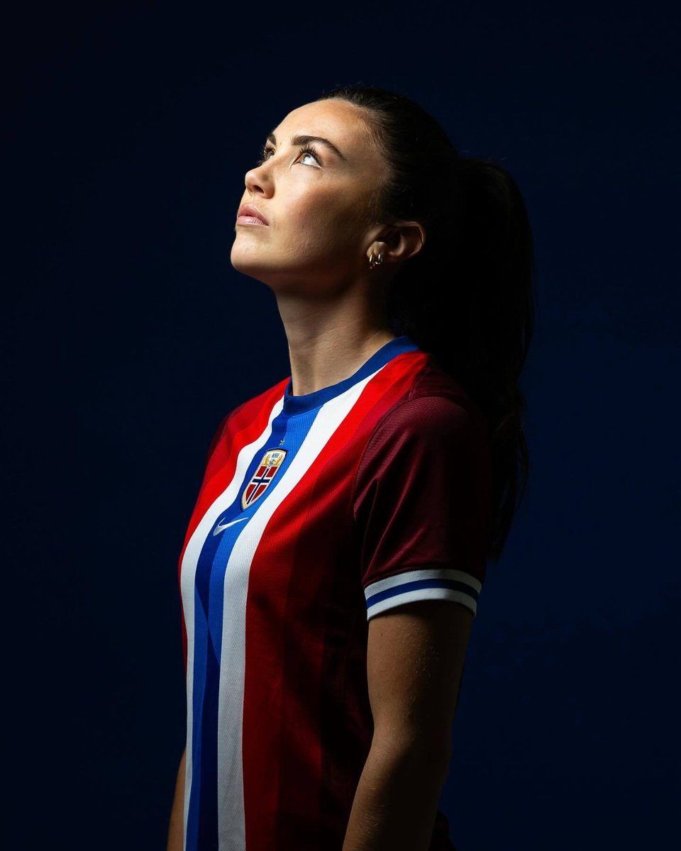 🤩 Le nouveau maillot domicile 2024 de la Norvège est maintenant disponible sur le site aussi ! 🇳🇴