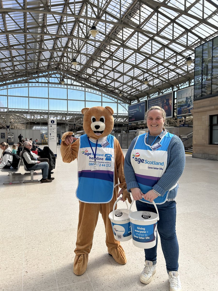 CommRailGeekery's tweet image. That’s us started in Aberdeen, fundraising for @agescotland! We’ve got Frieda the Friendship bear with us (newly named, by us, right now 😆). The weather is beautiful but it’s not very busy yet. Come see us if you’re in the area! @ScotRail @NetworkRailSCOT #CharityPartnership