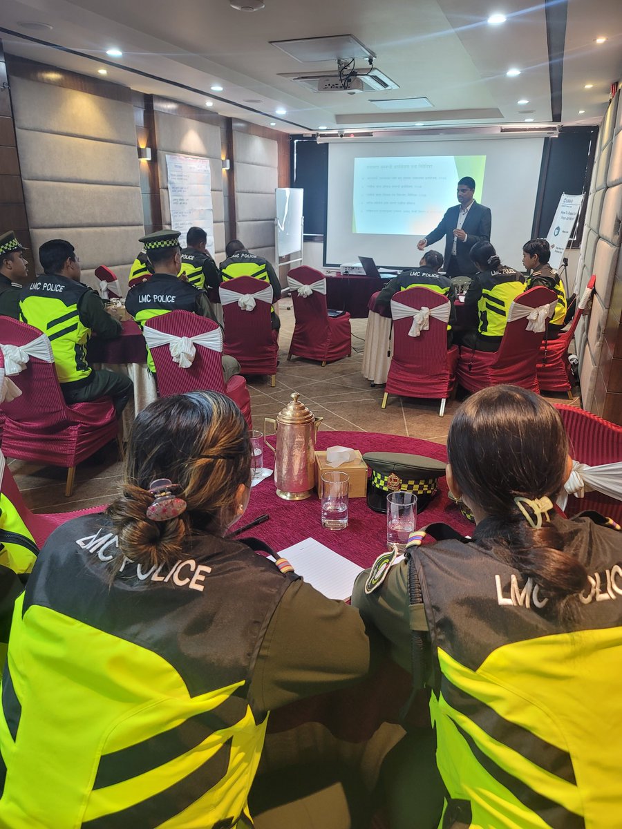Good to see @CityLalitpur mobilizing Eco Police to conserve urban environment. A 15-member team of @lalitpurpolice is going through a 3-day training on environmental issues. Looking forward to seeing them in action for #CleanAir, #CleanWater, #WasteManagement & #UrbanGreenery.