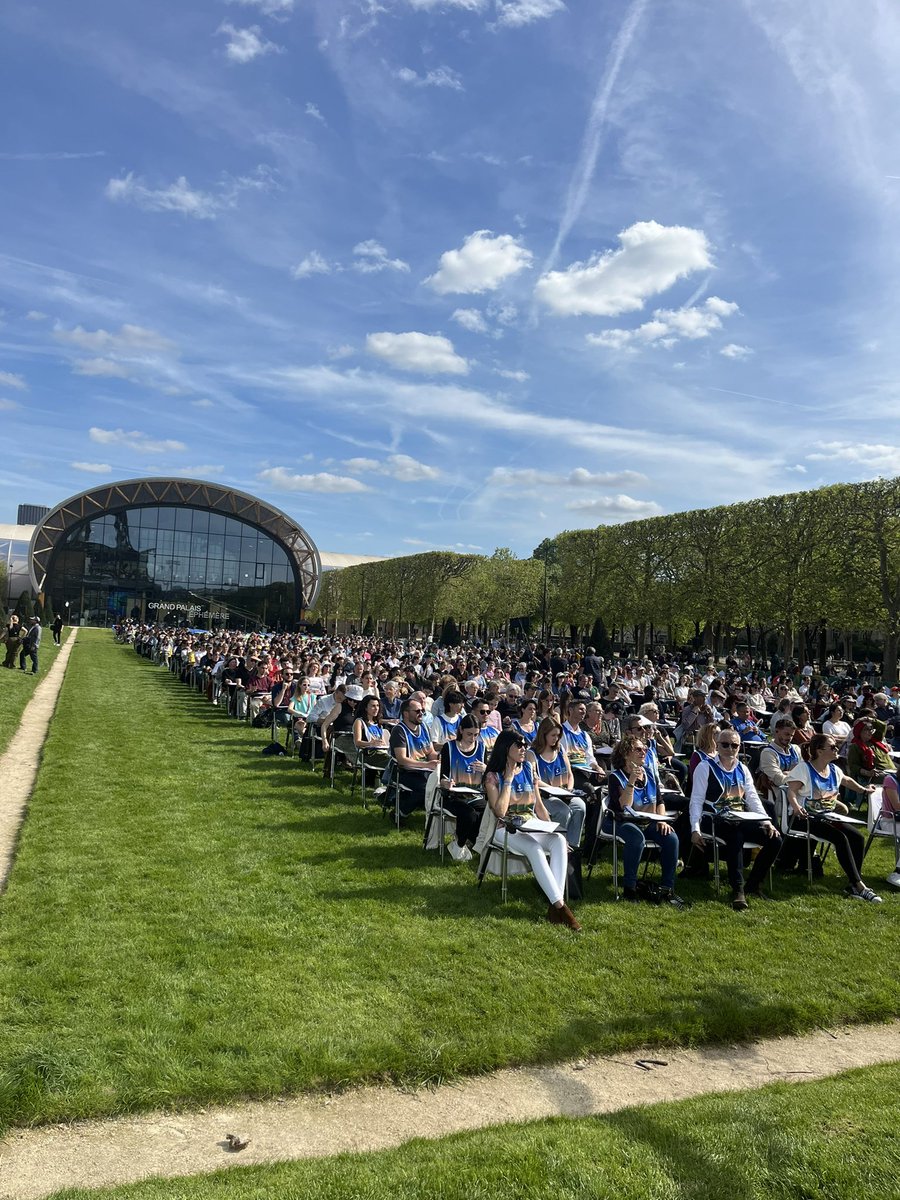 #LaGrandeDictéedesJeux fait le plein sur le Champ-de-Mars @Paris ensoleillé avec l’animation de @ATrapenard.@Francetélé partenaire de @festival_livre pour cet événement à regarder mercredi 17 avril à 21h sur #France5. À voir aussi sur #lumni et @FranceTV