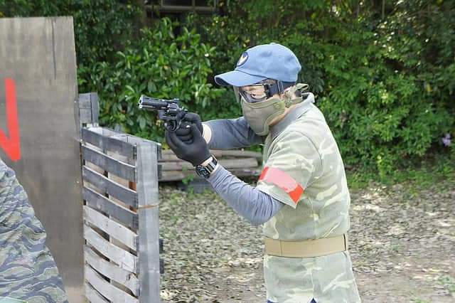 yuuki_38186's tweet image. 🔫総弾数6発のリボルバー拳銃で弾幕が飛び交う戦場に立つ私😁
#coltpython
#コルトパイソン
#airsoftgun
#エアーコッキングハンドガン
#エアーコッキングガン
#サバゲー
#サバイバルゲーム